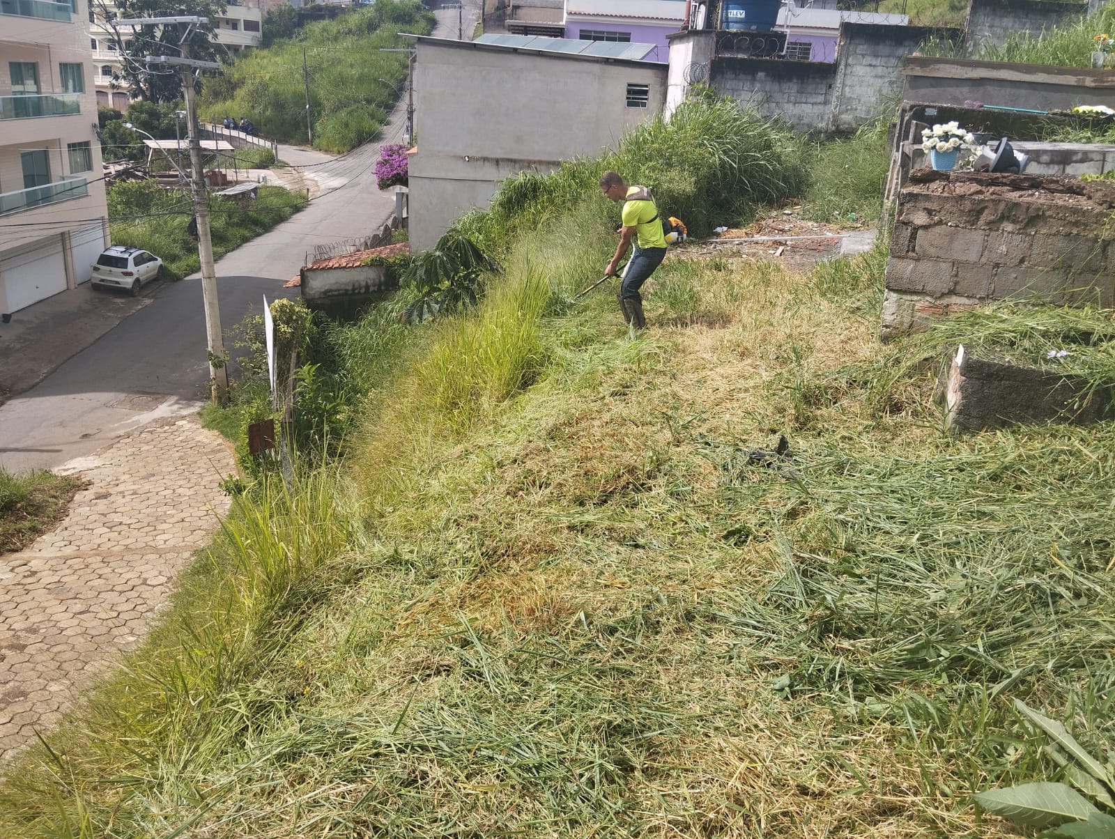 Prefeitura de Santos Dumont realiza limpeza no Cemitério Municipal